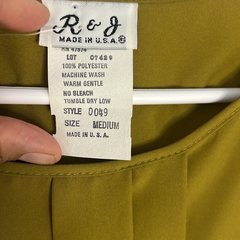 Yellow Pleated Cap Sleeve Blouse. CAJA. # 1. D - Picture 9 of 9